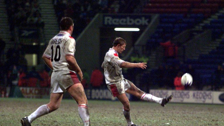 26 Jan 2001:  Sean Long of St Helens converts the last drop kick to seal the win during the St Helens v Brisbane Broncos World Club Challenge match