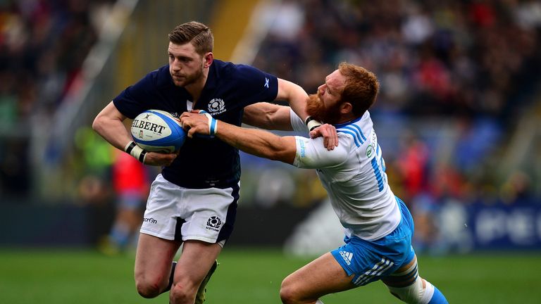 Finn Russell takes on Gonzalo Garcia