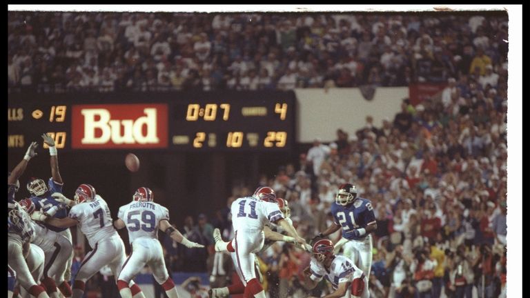 12 Jan 1991: Kicker Scott Norwood #11 of the Buffalo Bills misses a 47-yard field goal wide right at the end of regulation during Super Bowl XXV against th