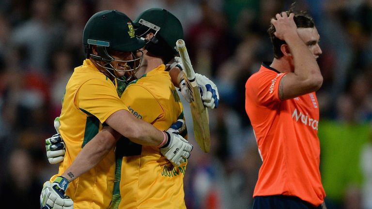  Kyle Abbott and Chris Morris of South Africa celebrate as Reece Topley of England reacts after missing a chance to win the 1st Twenty20 International