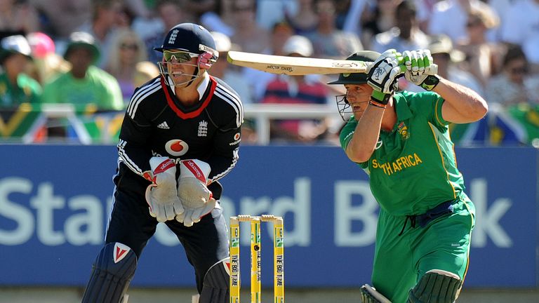 South African batsman AB de Villiers (R) plays a stroke as England's wicket-keeper Matt Prior (L) looks on during the 3rd One Day International (ODI) match