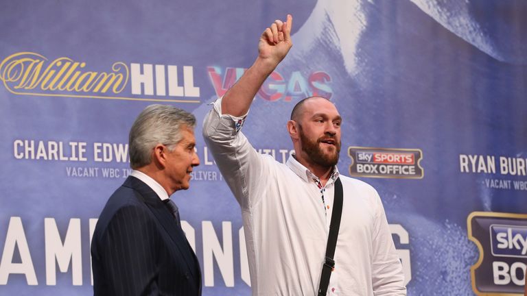 Tyson Fury (R) is looking to unify the heavyweight division