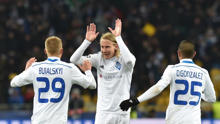 Dynamo Kiev's Ukrainian midfielder Vitaliy Buyalskiy (L) celebrates with his teammates