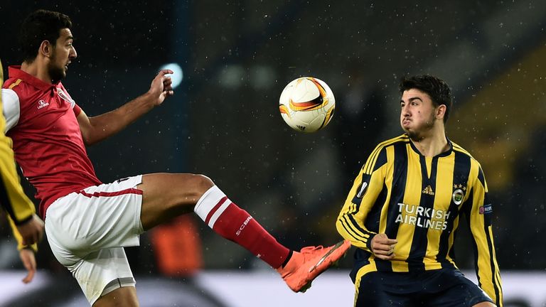 Braga's Ahmed hassan (L) vies for the ball with Fenerbahce's Ozan Tufan (R)  during the UEFA Europa L