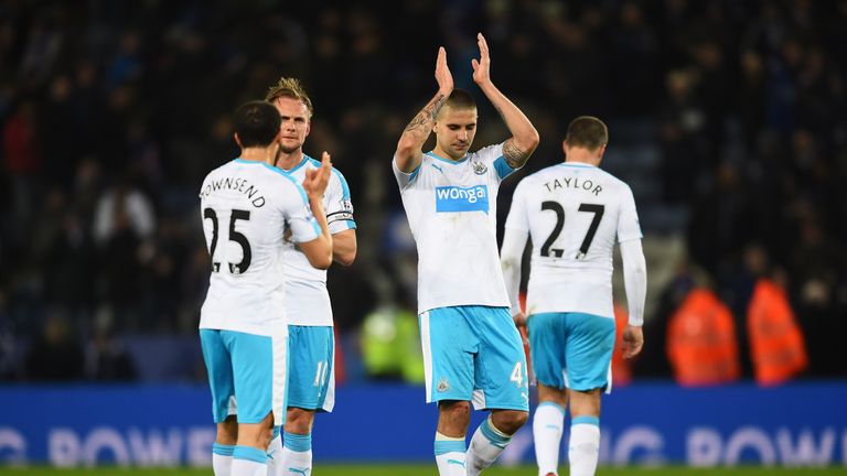 Aleksandar Mitrovic of Newcastle United (2R) and team mates look dejected as the applaud the travelling fans after the Barc