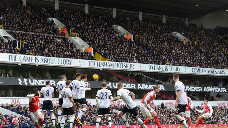 Tottenham defend an Alexis Sanchez free-kick