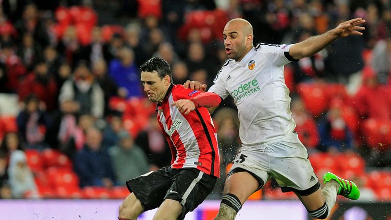 Athletic Bilbao's Aritz Aduriz (L) vies with Valencia's Aymen Abdennour