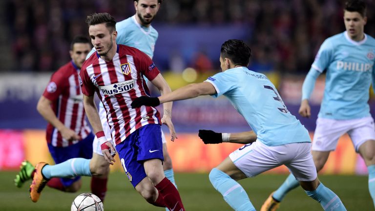 Atletico Madrid's Saul Niguez vies with PS defender Hector Moreno