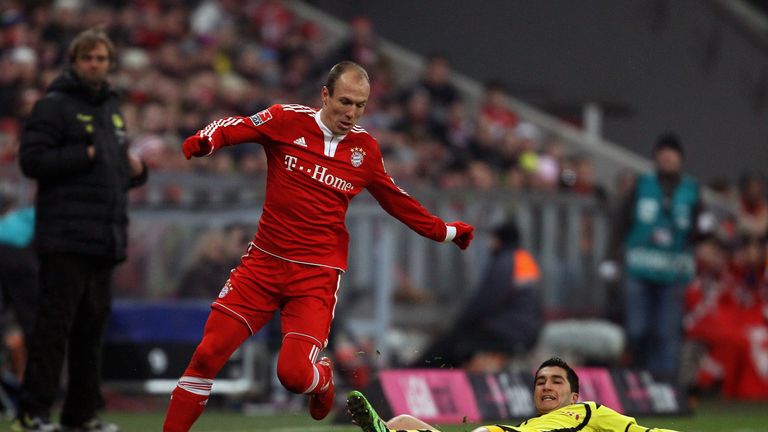 Arjen Robben escapes a Borussia Dortmund challenge as Jurgen Klopp watches on