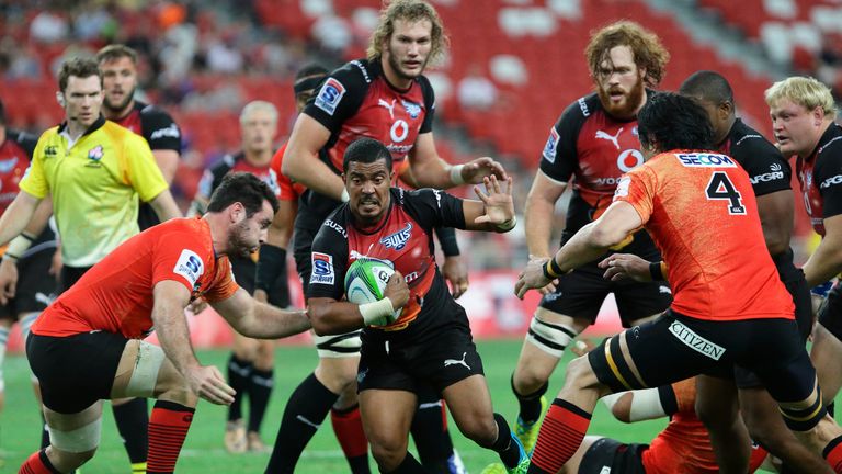 Rudy Paige of the Bulls (C) makes a break against the Sunwolves 