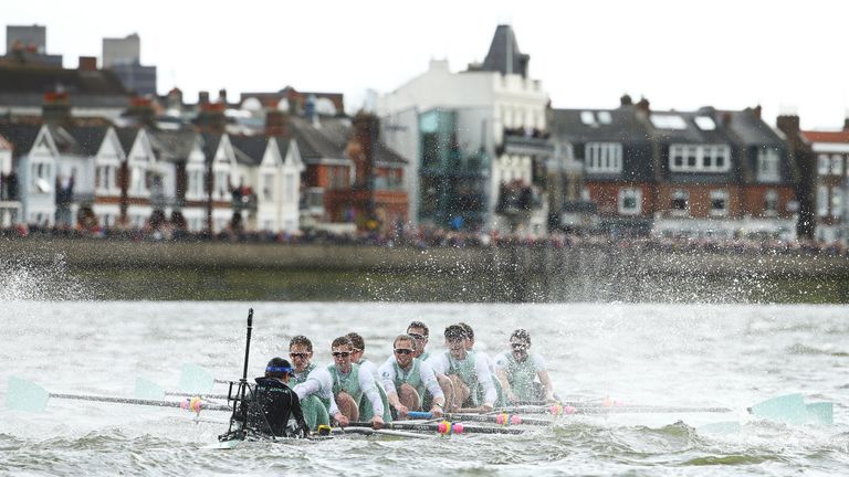 LONDON, ENGLAND - MARCH 27:  The Cambridge crew competes during The Cancer Research UK Boat Race on March 27, 2016 in London, England.  (Photo by Richard H