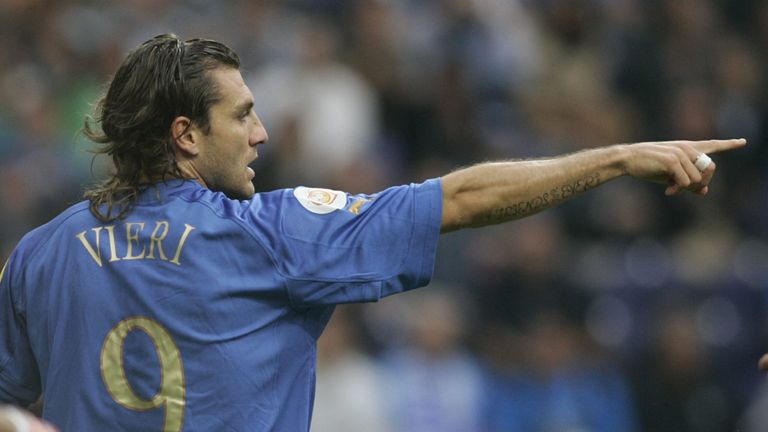 PORTO, PORTUGAL - JUNE 18:    Fussball: Euro 2004 in Portugal, Vorrunde / Gruppe C / Spiel 14, Porto; Italien - Schweden ( ITA - SWE ); Christian VIERI / I