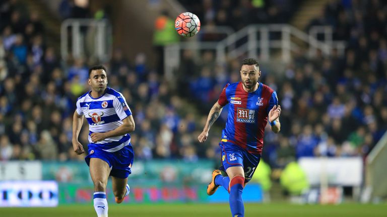 Crystal Palace's Damien Delaney (right) and Reading's Hal Robson-Kanu in action 
