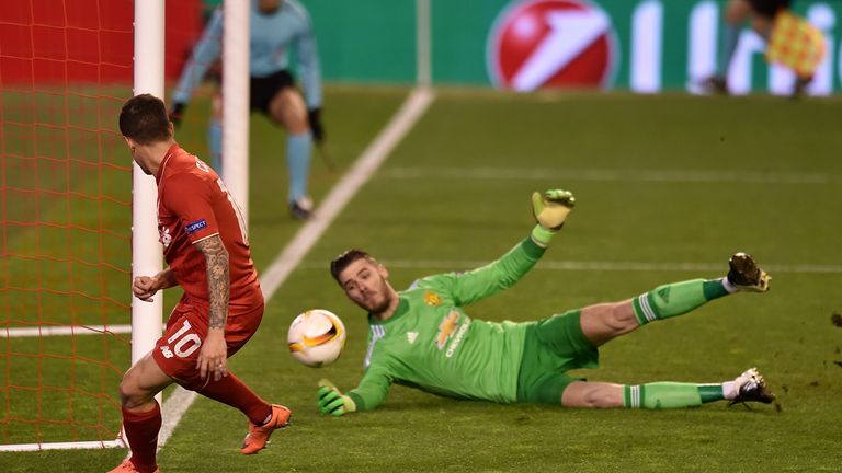 De Gea saves from Coutinho at Anfield