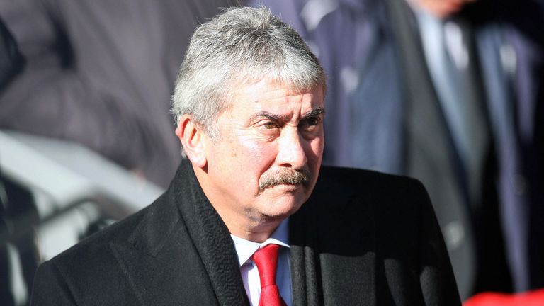 David Moores  sold his stake in Liverpool to American investors Tom Hicks and George Gillett in 2007