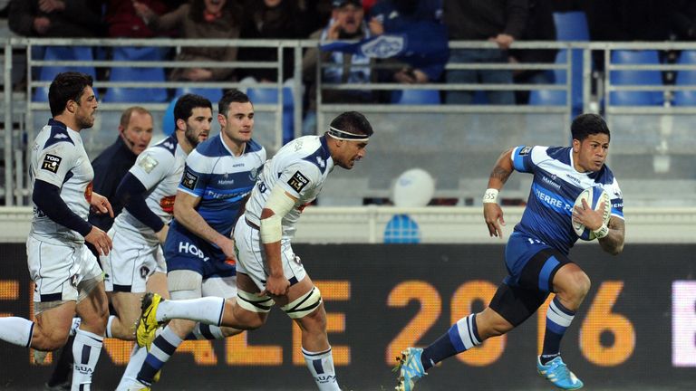 Castres' winger David Smith runs to score a try  during the Top 14 match between Castres and Agen on March 12, 2016