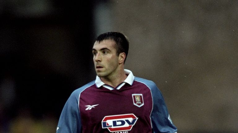 28 Jul 1998:  David Unsworth of Aston Villa in action during the pre-season friendly against Wycombe Wanderers at Adams Park in Wycombe, England. \ Mandato