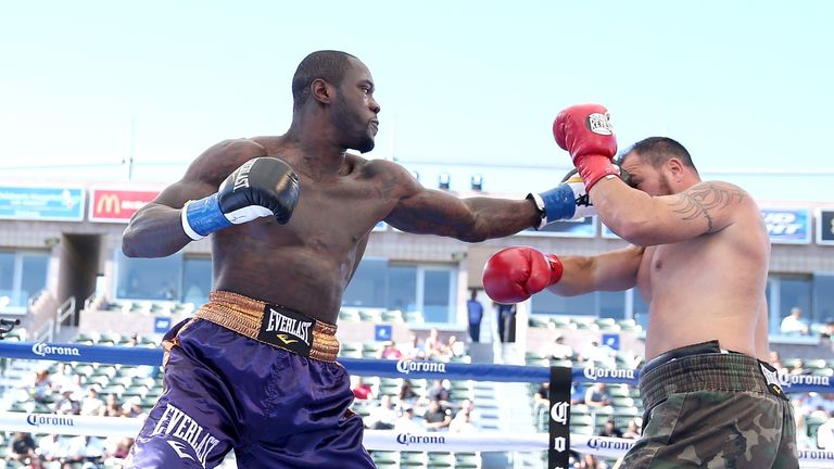  Deontay Wilder (L) lands a punch on Jason Gavern 