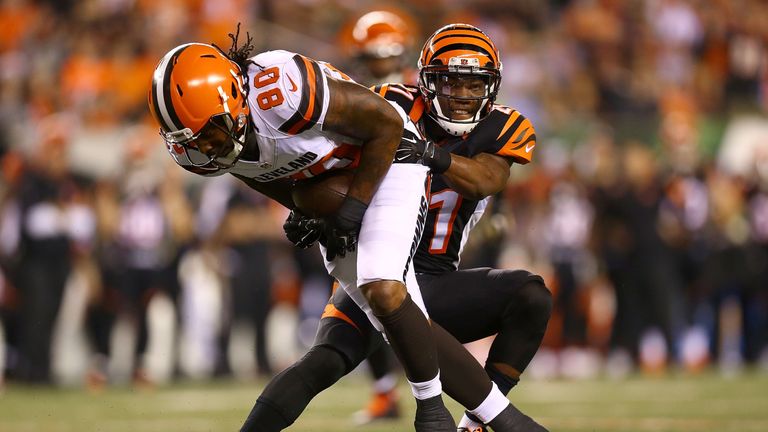 Darqueze Dennard #21 of the Cincinnati Bengals tackles Dwayne Bowe #80 of the Cleveland Browns during the fourth quarter at P