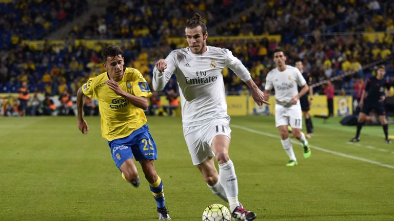 Real Madrid's Welsh forward Gareth Bale (R) vies with Las Palmas' midfielder Juan Carlos Valeron