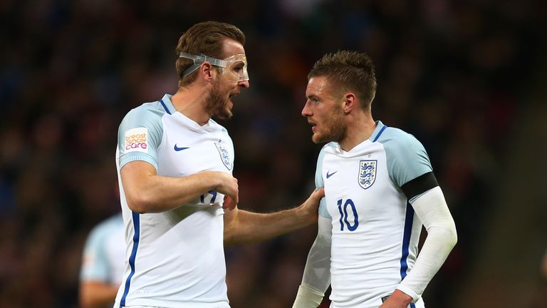 LONDON, ENGLAND - MARCH 29: Harry Kane talks with Jamie Vardy of England during the International Friendly match between England and Netherlands at Wembley