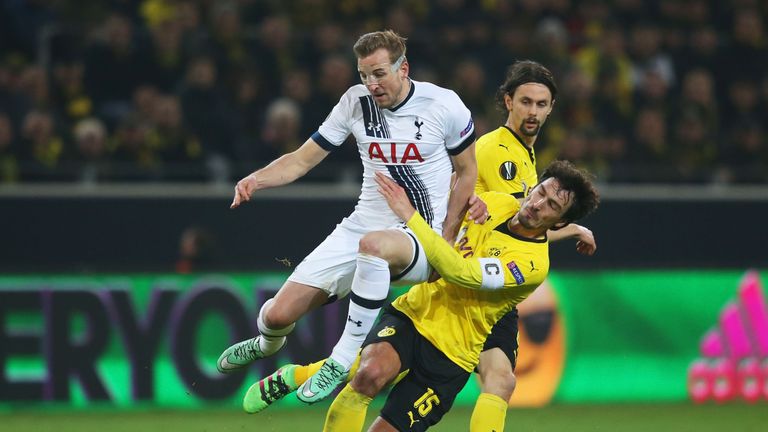 DORTMUND, GERMANY - MARCH 10:  Harry Kane of Tottenham Hotspur is challenged by Mats Hummels of Borussia Dortmund during the UEFA Europa League