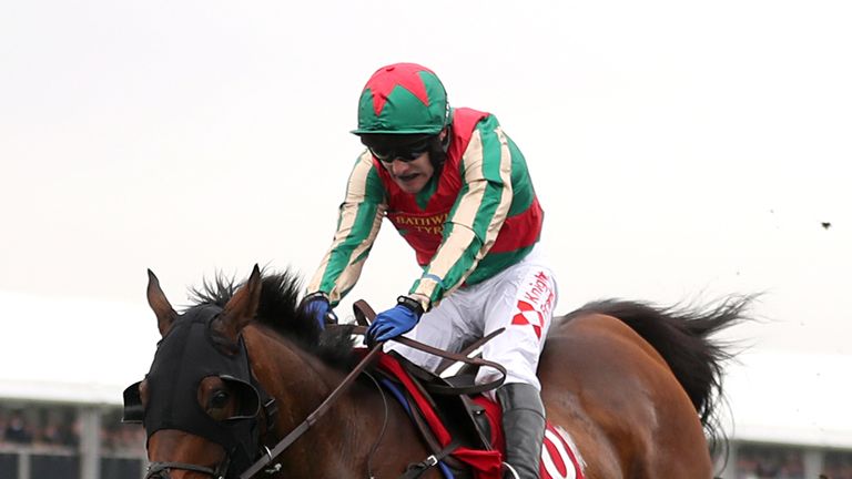 Un Temps Pour Tout jumps the last before winning the Ultima Handicap Chase