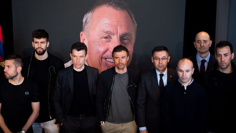 Jordi Alba, Gerard Pique, Juan Carlos Unzue, Luis Enrique, Josep Maria Bartomeu and Andres Iniesta at Johan Cruyff's memorial