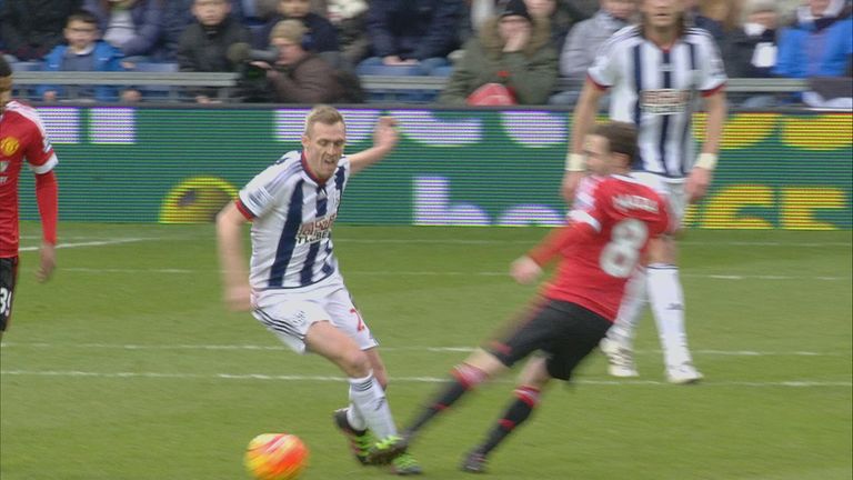 Mata appears to make contact with Darren Fletcher, resulting in a yellow card for the Spaniard