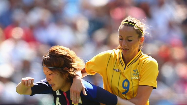 Mizuho Sakaguchi of Japan is tackled by Kosovare Asslani of Sweden 