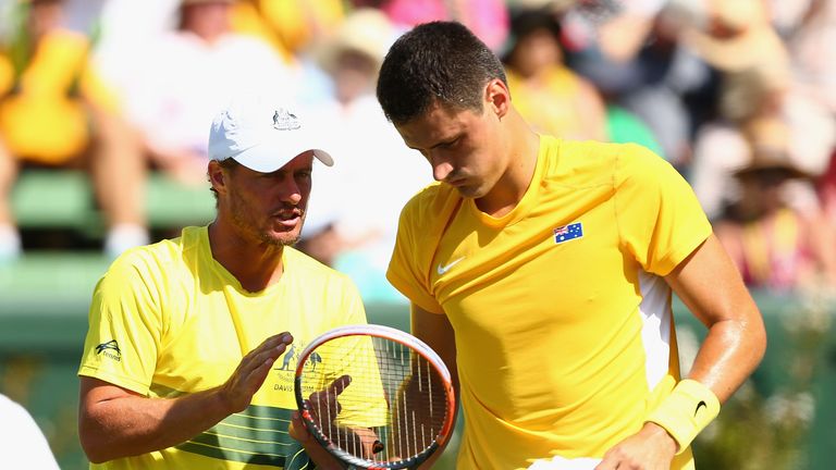Hewitt speaks with Tomic during his loss to Isner