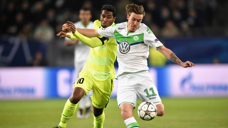 Max Kruse tries to get away from Renato Neto
