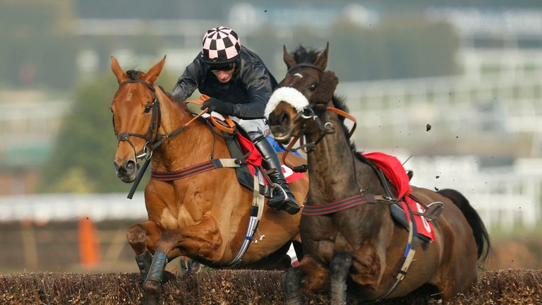 Mosspark ridden by Daryl Jacob wins the Kings Mistral Handicap Chase during Imperial Cup Day at Sandown Park Racecourse. PRESS ASSOCIATION Photo. Picture d