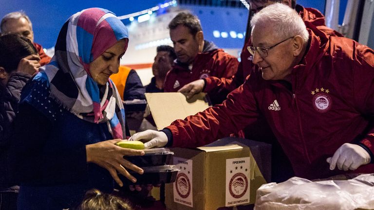 Olympiakos officials provide support for refugees