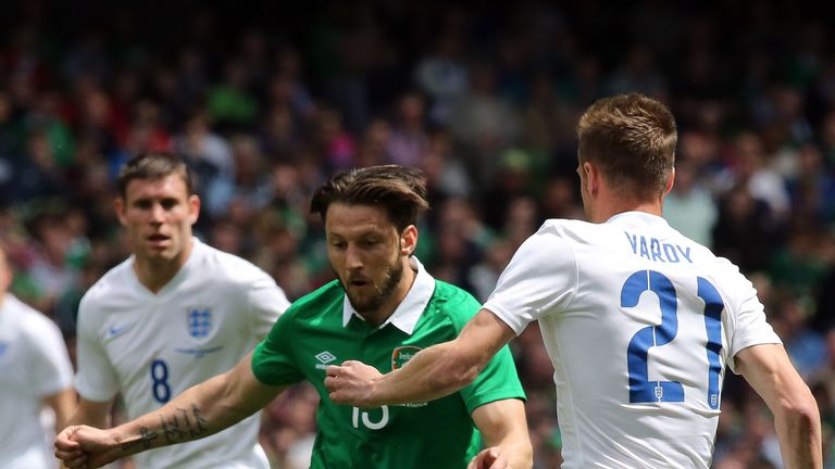 Republic of Ireland's midfielder Harry Arter vies with England's striker Jamie Vardy (R) 