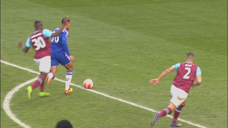 Reuben Loftus-Cheek looked to have been clipped by Michail Antonio outside the box