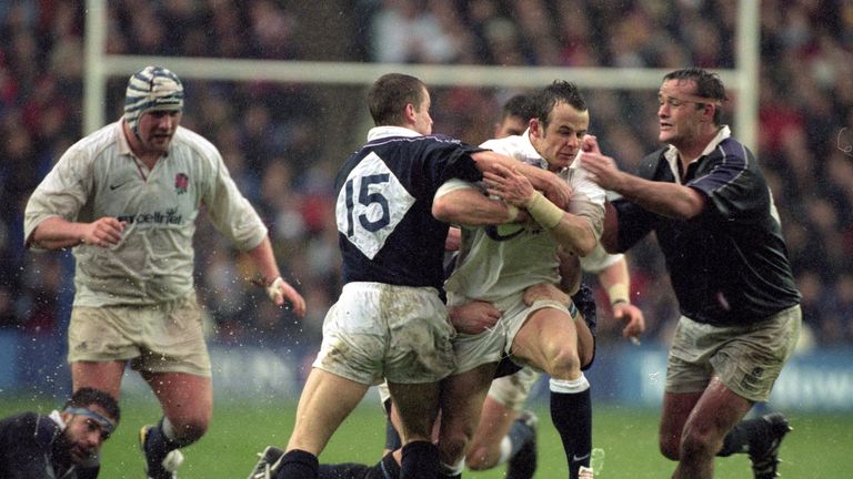 Austin Healey of England is stopped by Chris Paterson and John Leslie of Scotland during the 2000 Six Nations