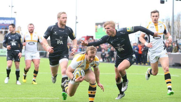  Dan Robson scores a try against Newcastle