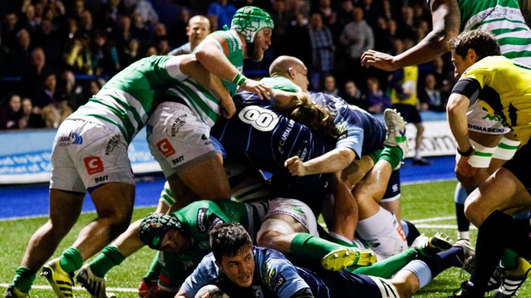 Ellis Jenkins scores a try against Treviso