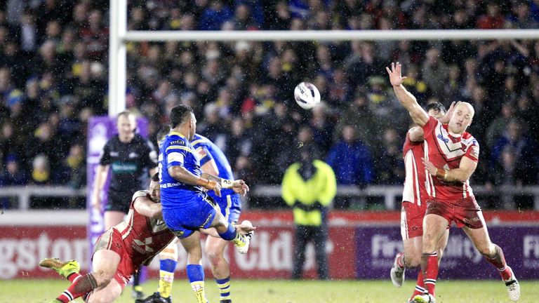 Chris Sandow kicks the winning drop goal for Warrington against Salford