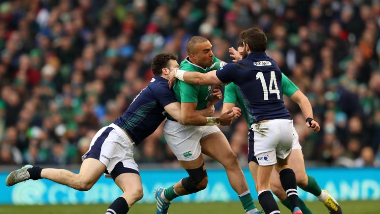 Simon Zebo tries to find a way past Ryan Wilson and Alex Dunbar 