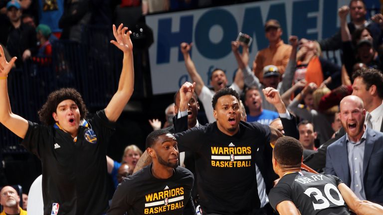  Stephen Curry #30 of the Golden State Warriors celebrates with his teammates