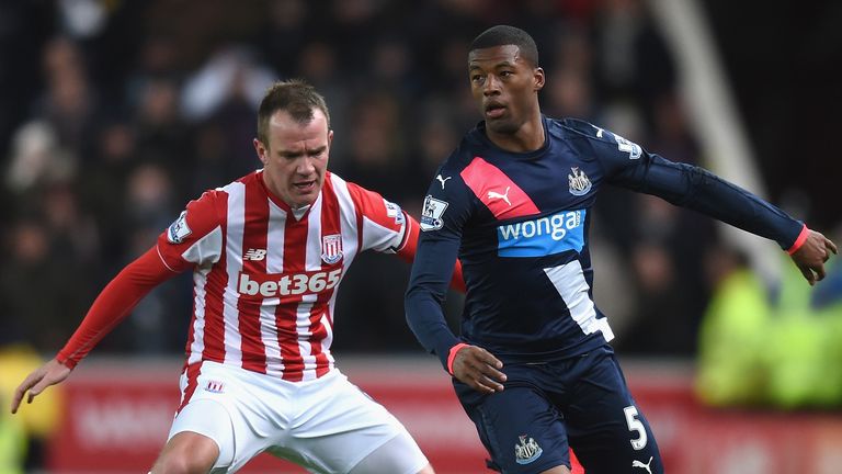 STOKE ON TRENT, ENGLAND - MARCH 02:  Glenn Whelan of Stoke City and Georginio Wijnaldum of Newcastle United in action during the Barclays Premier League ma