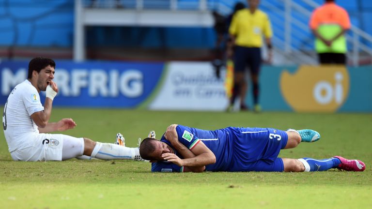 Uruguay's forward Luis Suarez (L) and Italy's defender Giorgio Chiellini