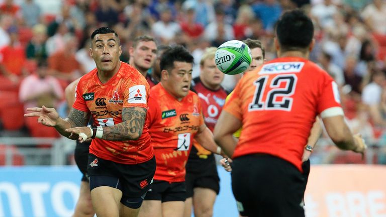 Tusi Pisi of the Sunwolves (L) makes a pass