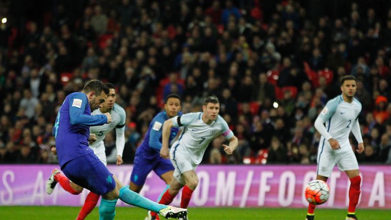 Netherlands' striker Vincent Janssen (L) scores an equalising goal for 1-1 from the penalty spot