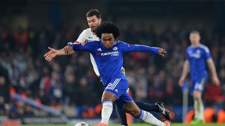 Willian battles for the ball with Thiago Motta