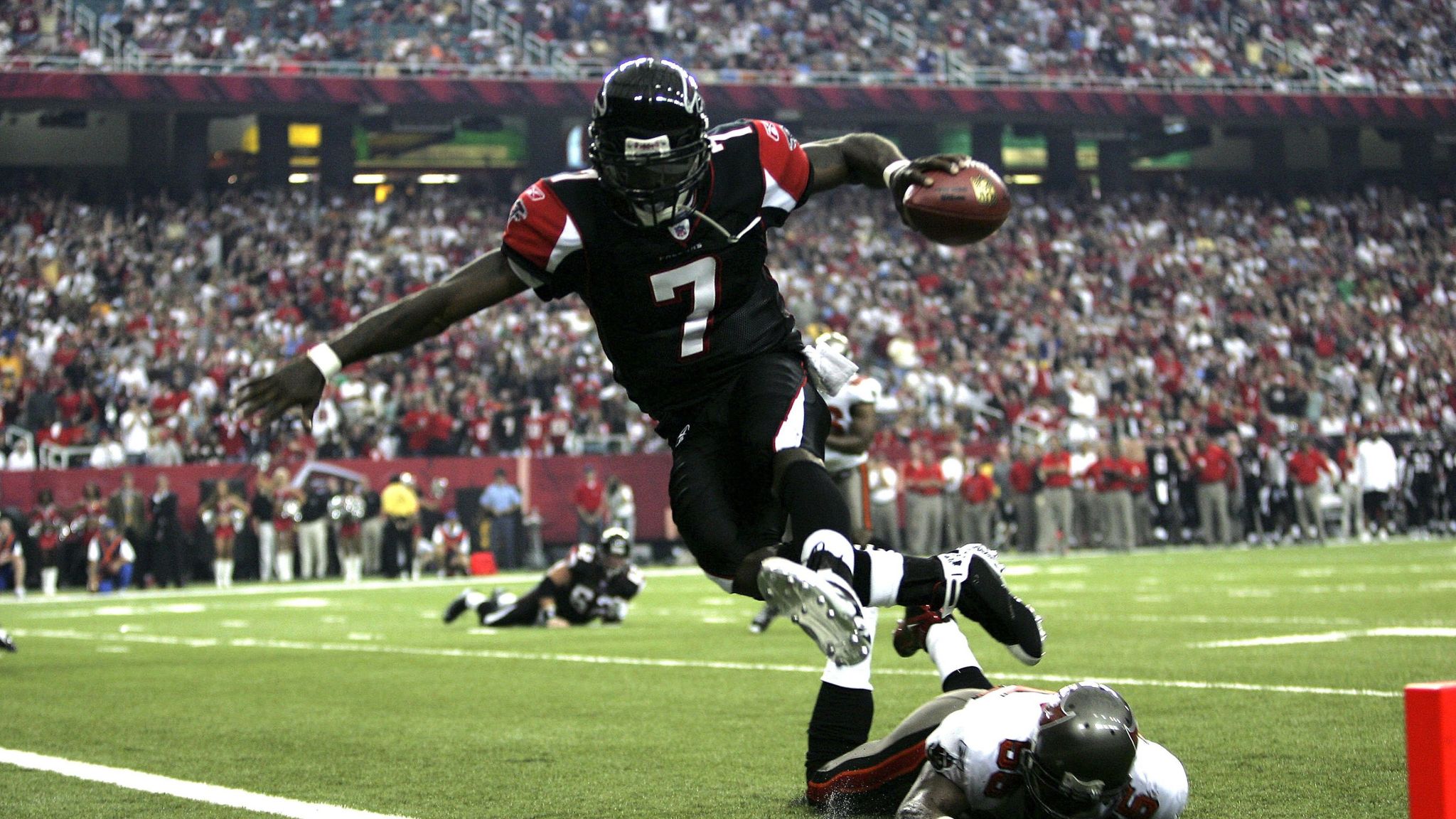 Michael Vick Goes From Cautionary Tale to Comeback Story - The New York  Times