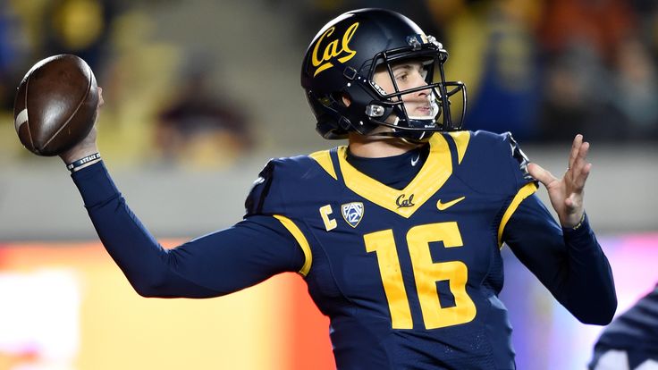 Jared Goff #16 of the California Golden Bears drops back to pass against the Arizona State Sun Devils during the second half o