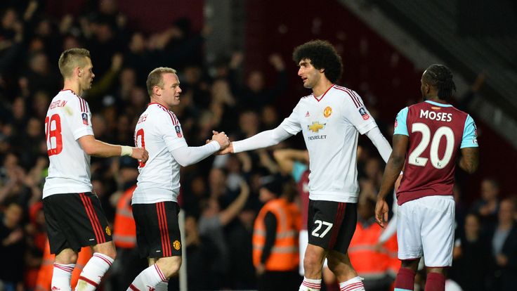 Manchester United's Wayne Rooney (2L) congratulates Marouane Fellaini 